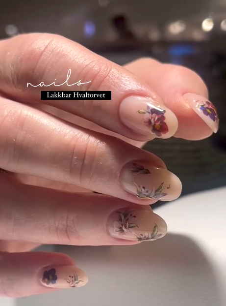 Negler med blomstermotiv