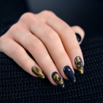 gull og svart negleforlengelse