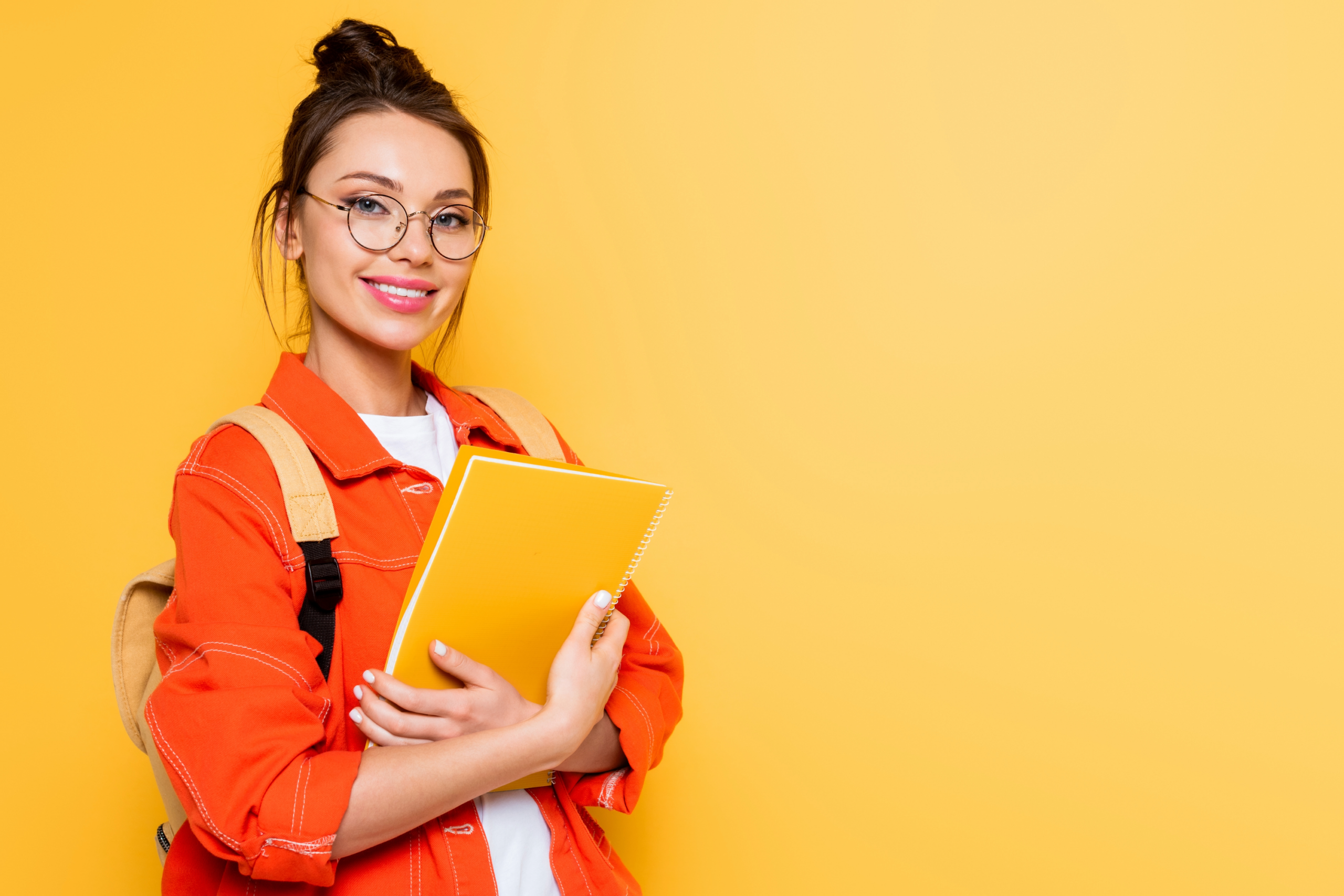 kvinnelig student med pensumbøker og pen manikyr